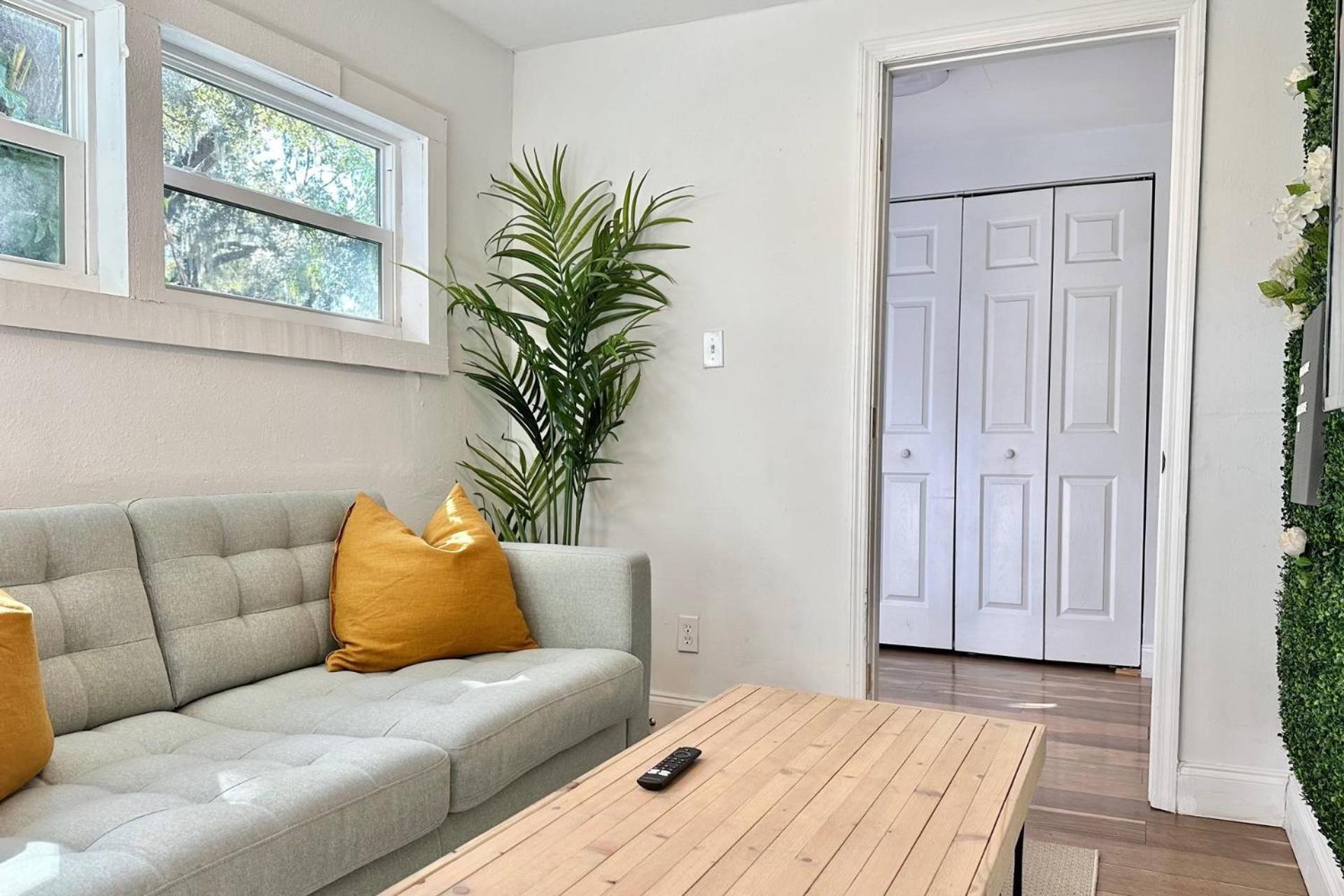 Treehouse Is A Quaint 2 Bedroom In An Up-And-Coming Part Of Town, Pet Friendly With Fenced Yard And Lounge Area That Is Close To Downtown Tampa Exterior foto